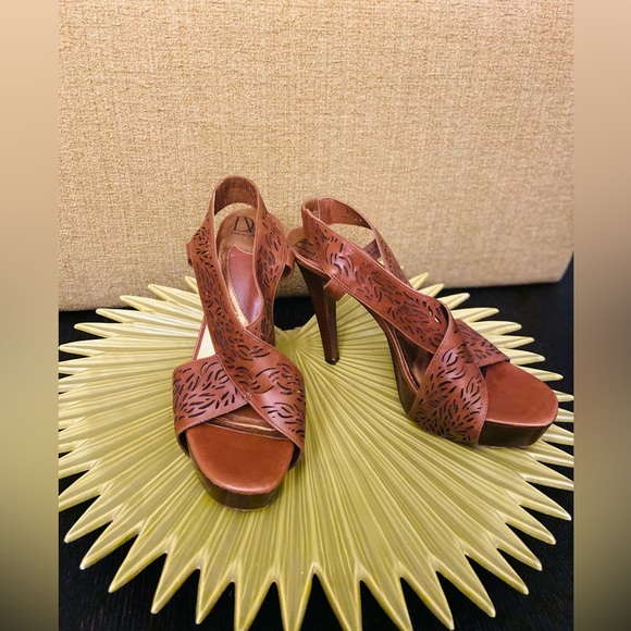 Diane VF Leather and wood high heels with laser cut details. Barely worn. - Picture 7 of 7